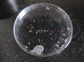 先将黑豆用温水浸泡2小时左右，有条件的可以浸泡过夜，煮的时候就省时很多。