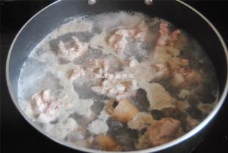 猪尾巴砍小段后放入冷水煮沸3分钟捞出。