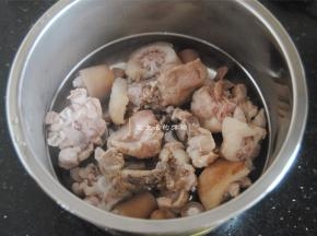 用温水冲洗干净血沫子，放入电饭锅内胆。
