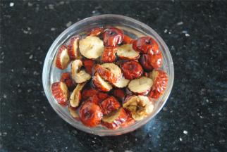 红枣去掉核切片，和枸杞提前十分钟浸泡好。