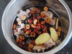 将所有食材放入电饭锅内