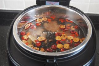 加入适量的清水，放入电饭锅里。