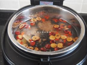 加入适量的清水，放入电饭锅里。