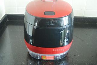 盖上盖子，启动臻米电饭锅的煲汤键，用时45分钟即可熬成老火靓汤。