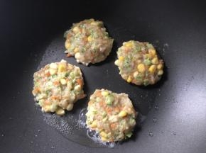 放入锅中小火煎至两面金黄即可