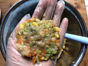 带上手套，捏成饼状