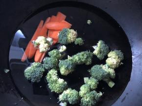 西兰花和胡萝卜煮5分钟