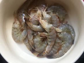 虾去头去虾线洗净，用少许淀粉搅拌均匀备用；