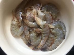 虾去头去虾线洗净，用少许淀粉搅拌均匀备用；