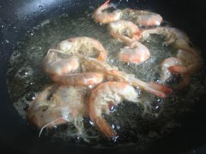 锅中放入稍多的油，油热放入虾；