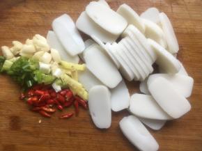 年糕切薄片及将其他辅料切好备用；