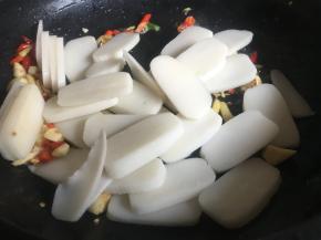 爆香后倒入年糕继续翻炒；