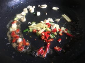 倒出多余的油，倒入除香葱叶外的辅料爆炒；