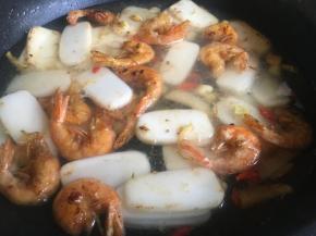 倒入1碗清水，大火烧开；