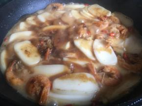 烧开后倒入配好的酱汁，继续大火烧开中小火焖煮；