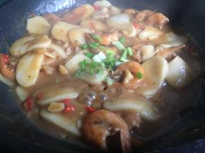 汤汁差不多收干后倒入葱叶翻拌均匀即可出锅；