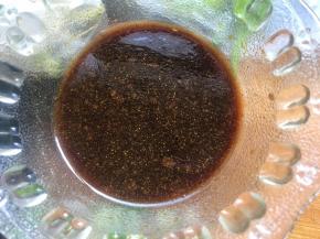 适量五香粉、1勺生抽、1勺料酒、1勺蚝油、1勺糖、半勺老抽、少许盐搅拌均匀备用；