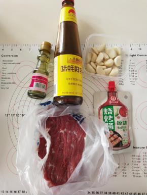 1、材料备齐，蒜头薄皮备用。