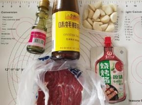 1、材料备齐，蒜头薄皮备用。