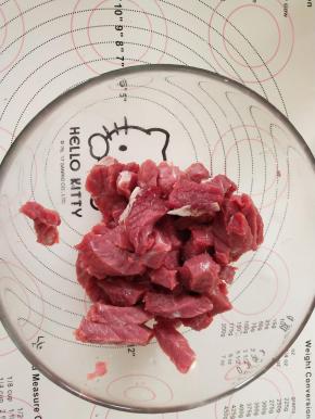 2、牛肉切成短条。
