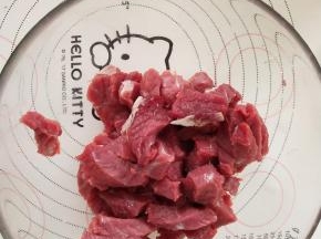 2、牛肉切成短条。