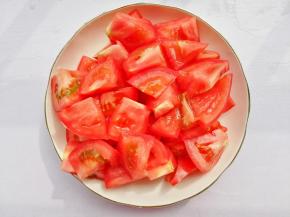 番茄切小块，葱蒜切碎，鸡蛋打散。