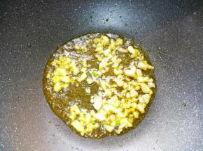 热锅热油放入蒜爆香，