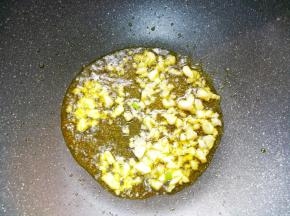 热锅热油放入蒜爆香，