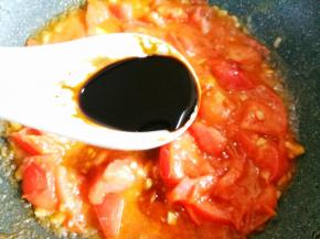 半勺老抽。加适量盐，适量水煮沸。