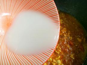 淀粉加适量水勾芡。