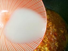 淀粉加适量水勾芡。