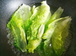 生菜烫熟。