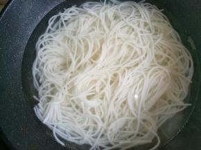 粉条煮熟。