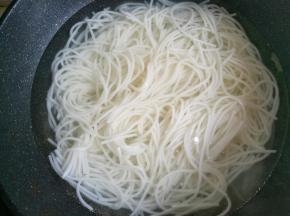 粉条煮熟。