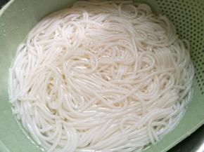 煮熟过凉水，放入碗中，加入汤汁，放上喜欢的生菜，撒上葱花即可。