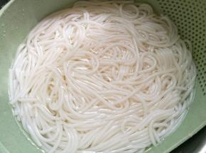 煮熟过凉水，放入碗中，加入汤汁，放上喜欢的生菜，撒上葱花即可。