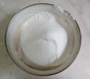 水磨糯米粉、玉米淀粉、细砂糖混合。