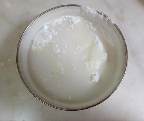 加清水搅拌至融化。