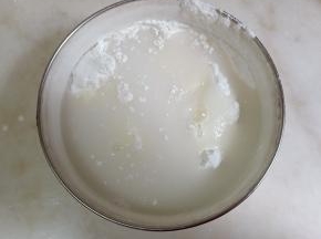 加清水搅拌至融化。