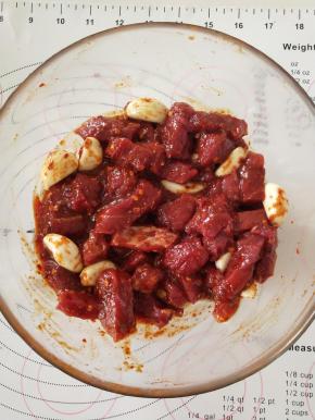 4、腌制20分钟以上，越长时间越好。