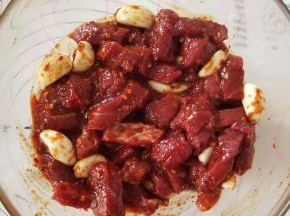 4、腌制20分钟以上，越长时间越好。