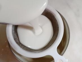 将粉浆过筛一遍。