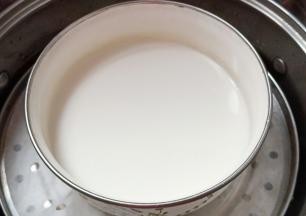 热水烧开后盖保鲜膜上锅蒸20分钟，保鲜膜用牙签戳几个洞。