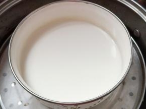 热水烧开后盖保鲜膜上锅蒸20分钟，保鲜膜用牙签戳几个洞。