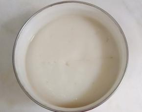 用筷子戳蒸好的面糊，没有湿粉带出来就是熟了。