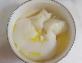 趁热加入黄油，用余热将黄油融化。