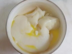 趁热加入黄油，用余热将黄油融化。