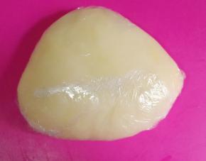 将黄油揉进冰皮面团，揉匀后用保鲜膜包好，放入冰箱冷藏半小时。