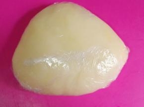 将黄油揉进冰皮面团，揉匀后用保鲜膜包好，放入冰箱冷藏半小时。