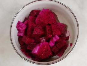 火龙果切小块。
